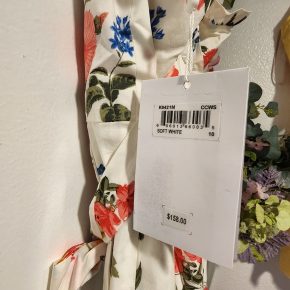 GAL MEETS GLAM Beverly Floral Romper - Picture 10 of 16